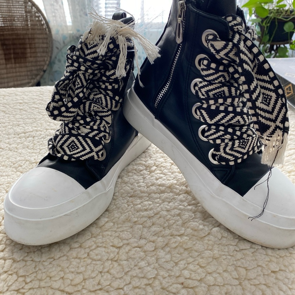 Monochrome High-Top Sneakers with Patterned Laces size 9
